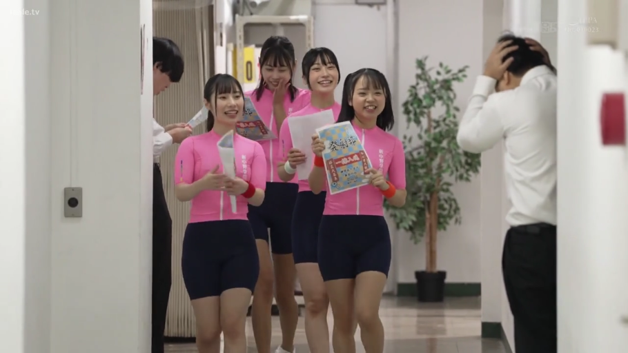 全身 · 走廊 · 行走 · 露齿笑 · 多名女性 · 紧身运动服 · 宣传单 · 展示海报