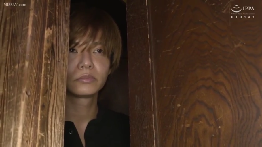 室内 · 脸部特写 · 站立 · 黑色上衣