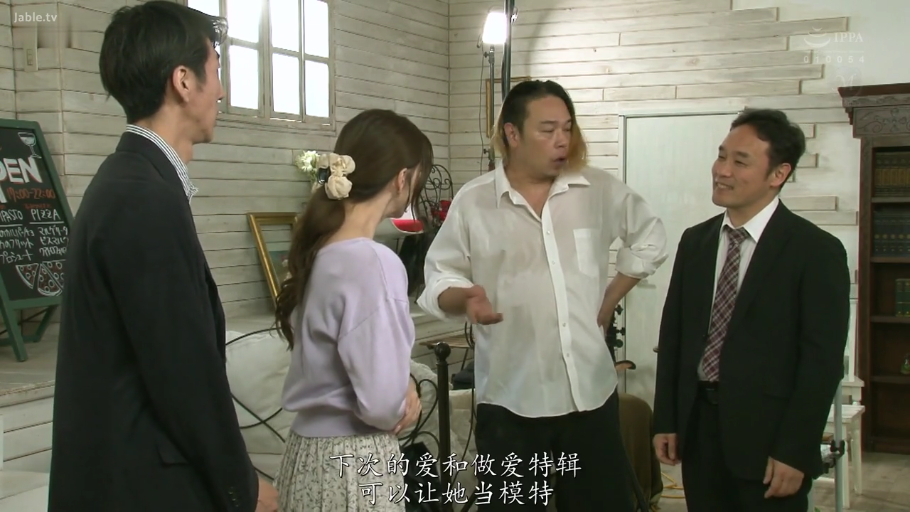 坐姿 · 全裸 · 浴室 · 微笑 · 泡沫 · 洗浴 · 群交内容 · 三人特写