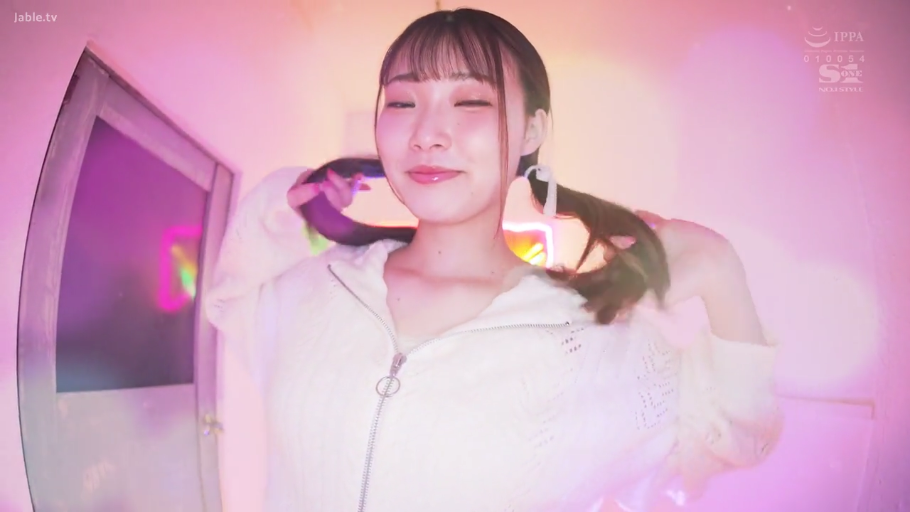 室内 · 展示 · 站姿 · 臀部特写 · 紧身裤 · 铁笼 · 局部特写