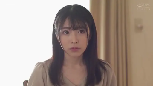 室内 · 坐姿 · 忧郁 · 面部特写 · 注视镜头 · 浅色衬衫 · 清纯少女