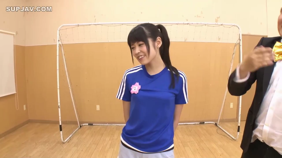 站立 · 中景 · 微笑 · 互动 · 马尾 · 运动服 · 室内体育馆 · 足球门