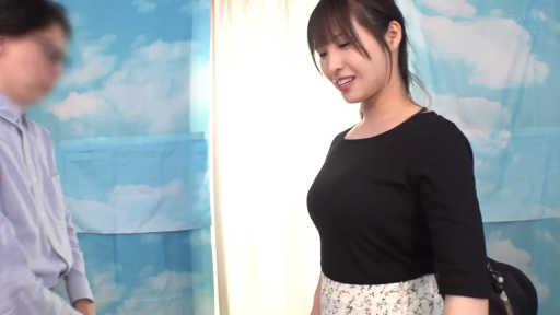 蓝天幕布 · 站立 · 中景 · 微笑 · 对视 · 碎花半身裙 · 成人片截图