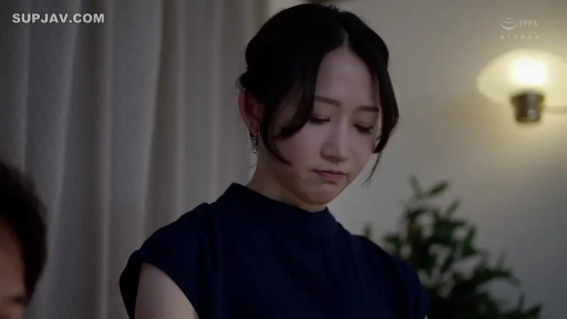 室内 · 忧郁 · 站立 · 中景 · 熟女 · 俯视 · 壁灯 · 深蓝色无袖上衣