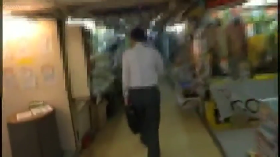 室内走廊 · 衬衫西裤