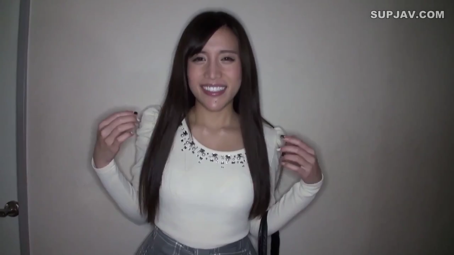 室內 · 半身 · 注视镜头 · 笑容 · 亚洲女性 · 正面站立 · 白色修身上衣