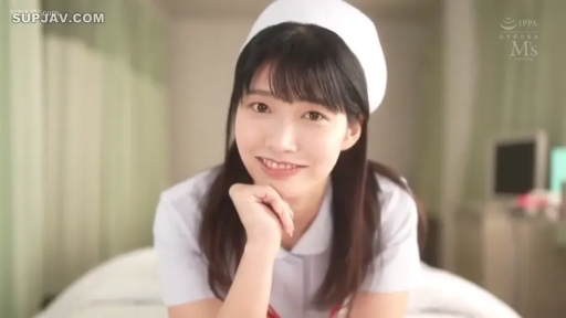 护士服 · 卧室 · 微笑 · 面部特写 · 注视镜头 · 托腮