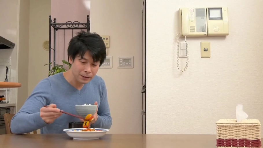 室内 · 坐姿 · 日常 · 中景 · 平静 · 吃饭 · 碗筷 · 蓝色长袖