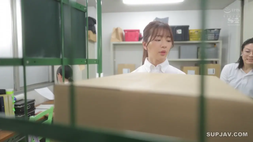 站立 · 平静 · 白衬衫 · 纸箱 · 职场 · 仓库 · 工作