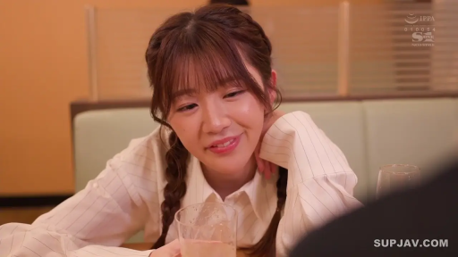 条纹衬衫 · Half-body close-up · 餐厅 · 温柔微笑 · 玻璃杯 · Cheek-propping sitting posture · 双麻花辫 · 喝酒谈话