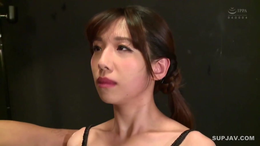 面部特写 · 摄影棚 · 表情呆滞 · 黑色细肩带吊带