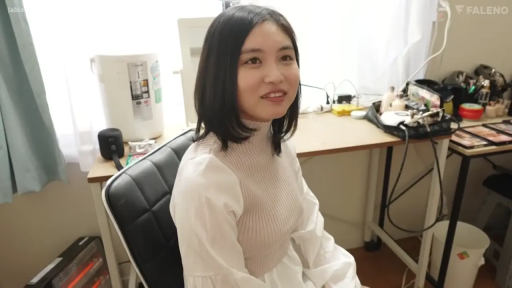 Indoor · Sitting Posture · Conversation · Office desk · Smile · 居家 · 半身照 · 白色长袖衫