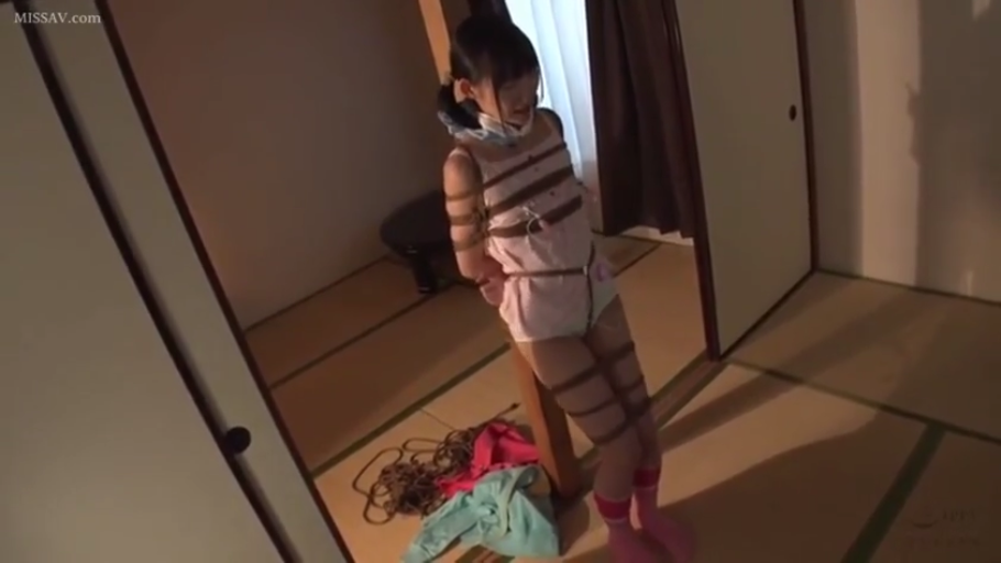 严肃 · 办公室 · 办公椅 · 裙底 · 套装 · 开腿坐姿 · 挑逗 · 下体