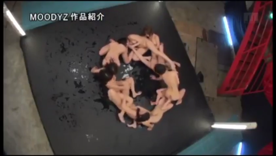 室内 · 全裸 · 遠景 · 环状姿势