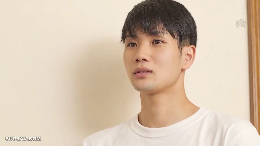 室内 · 平静 · 面部特写 · 凝视 · 短发 · 白色T恤 · 正面姿势