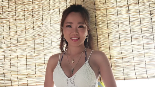 室內 · 單人 · 站立 · 微笑 · 面对镜头 · 上半身 · 白色比基尼 · 竹簾