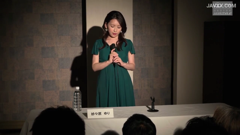 俱乐部 · 坐姿 · 胸部 · 揉乳 · 蕾丝内衣 · 诱惑 · 成人