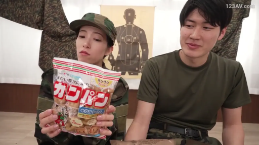 室内 · 坐姿 · 专注 · 中景 · 零食袋 · 迷彩服 · 手持零食 · 军事主题