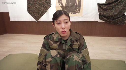 室内 · 忧郁 · 中景 · 凝视 · 亚洲女性 · 抱膝坐 · 迷彩服 · 射击靶图