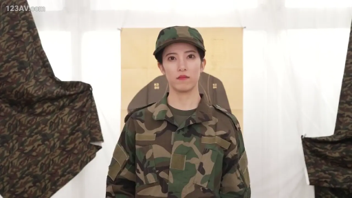 单人 · 站姿 · 平静 · 半身特写 · 影棚 · 拍摄中 · 军帽 · 迷彩服