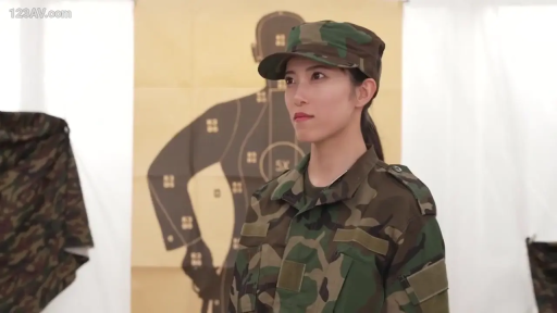 严肃 · 面部 · 站立 · 制服 · 注视 · 迷彩制服 · 射击馆 · 人形靶