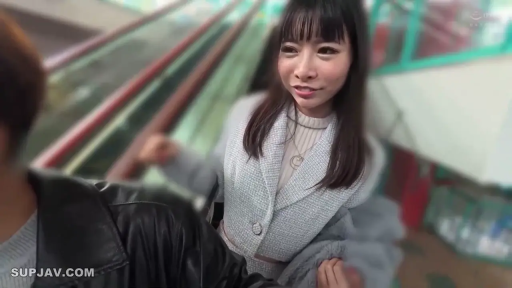 室内 · 微笑 · 面部特写 · 便服 · 双马尾 · 侧头 · 拨弄头发