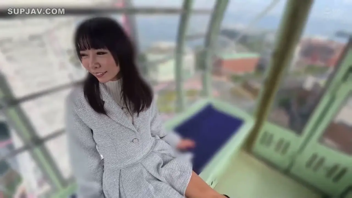 座り姿勢 · 全景 · 开心 · 户外背景 · 摩天轮 · 摩天轮 · 灰色大衣 · 观光