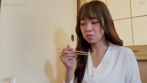 和室 · 坐姿 · 咀嚼 · 筷子 · 半身特寫 · 长发 · 品尝 · 白色V领衬衫