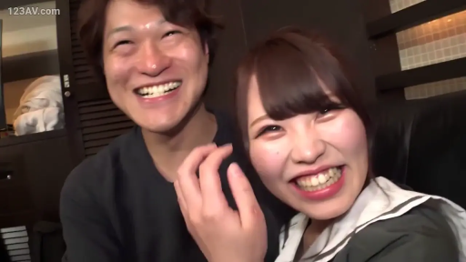 室内 · 面部 · 特写 · 大笑 · 笑い · 依偎 · 水手服与黑色T恤