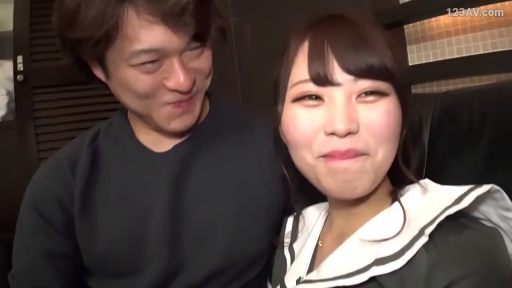 室内 · 顔 · 黑色长袖 · 情侣 · 谈笑 · 依偎 · 害羞笑容