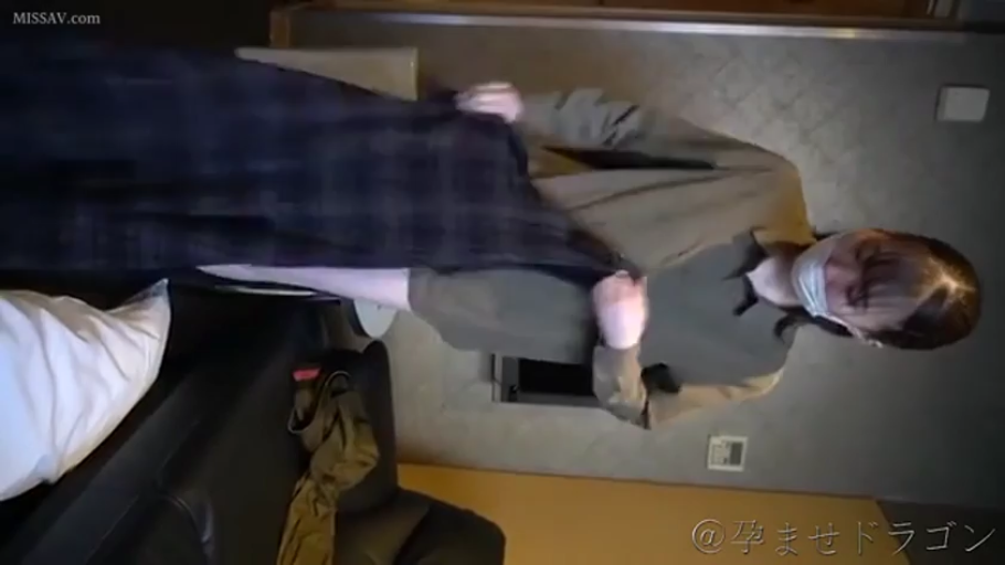 室内 · 全身 · 站立 · 偷拍视角 · 脱衣 · 口罩 · 戴口罩 · 长袖外套