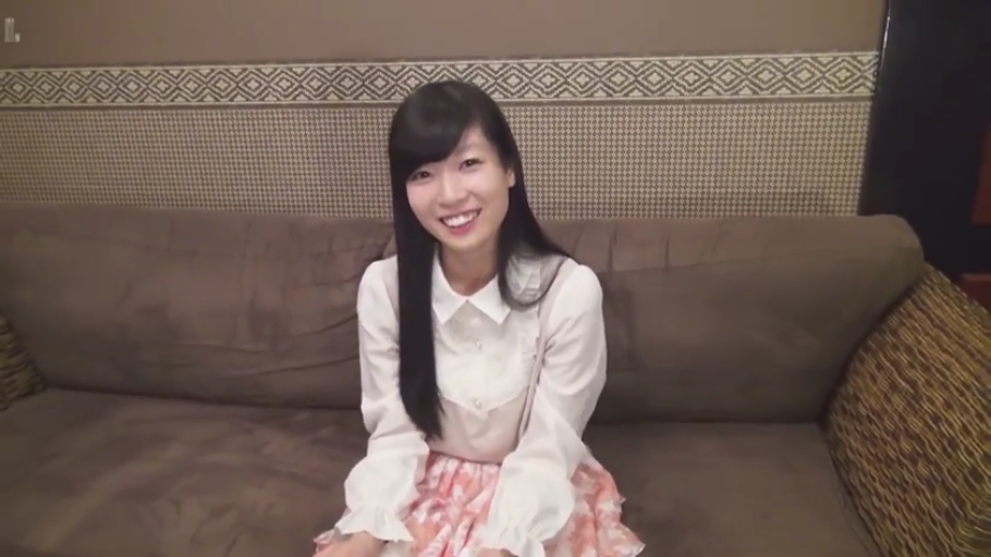 室内 · 坐姿 · 中景 · 微笑 · 面对镜头 · 白色衬衫 · 长发