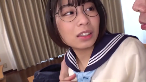 交谈 · 眼镜 · 脸部特写 · 客厅 · 水手服 · 短发 · 惊讶 · 侧头