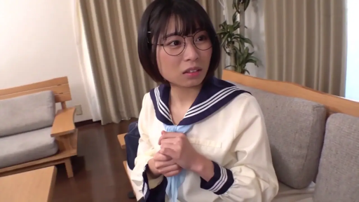 室内 · 坐姿 · 眼镜 · 半身 · 水手服 · 短发 · 惊讶 · 扭头