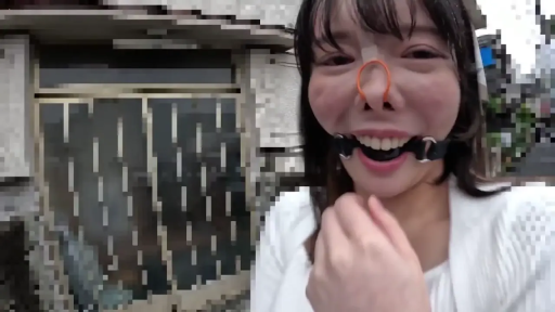 脸部 · 站立 · 微笑 · BDSM · 口塞 · 白色开衫 · 户外 · 束缚行为