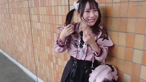 Smile · Half-body · 撩发 · Stand against the wall · Pink lace shirt · 室外墙边