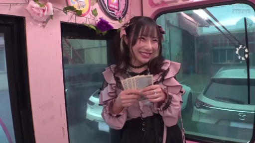 站姿 · 甜美微笑 · 中景镜头 · 粉色蕾丝上衣 · 粉色背景 · 日元现金 · 展示钞票 · 粉色内饰空间