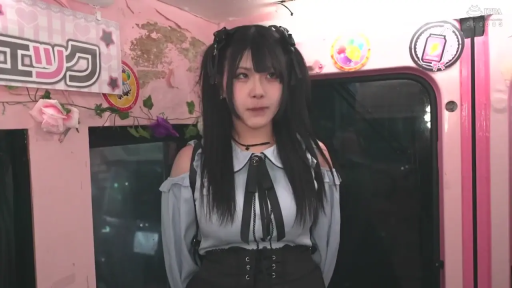 粉色主题房间 · 面无表情 · 面部特写 · 黑色束腰短裙 · 室内装饰