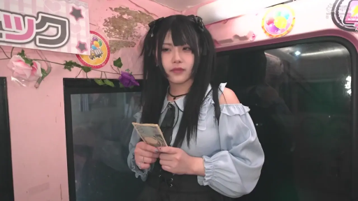 双马尾 · 半身像 · 站立姿势 · 主题房间 · 日元纸币 · 浅蓝色萝莉装 · 低头数钱 · 淡然无表情