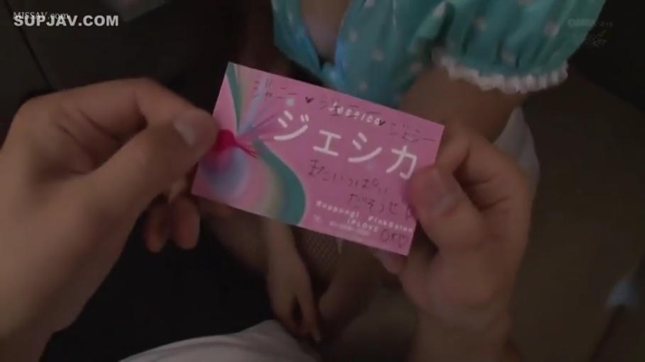 室内 · 坐姿 · 第一视角 · 展示 · 道具特写 · 波点裙 · 名片