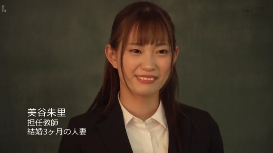 室内 · 脸部特写 · 微笑 · 注视 · 西装 · 正面 · 教师