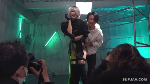 Standing Posture · 全景 · staged photo · Studio · Shooting site · 微笑表情 · 2B角色扮演 · 道具刀