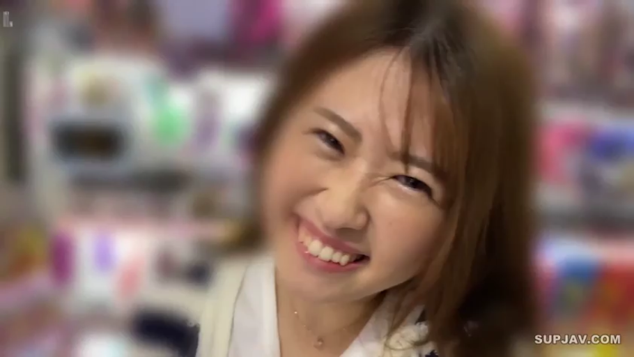 室内 · 白色衬衫 · 顔のクローズアップ · 注視 · 歪头 · 棕色长发 · 輝く笑顔