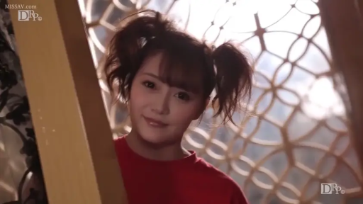 室内 · 微笑 · 面部特写 · 门框 · 注视镜头 · 双马尾 · 探头 · 红色T恤