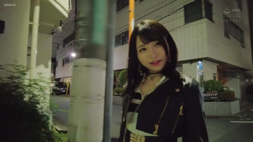 站立 · 中景 · 户外街道 · 黑色皮夹克