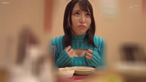 坐姿 · 上半身 · 餐厅 · 开胸毛衣