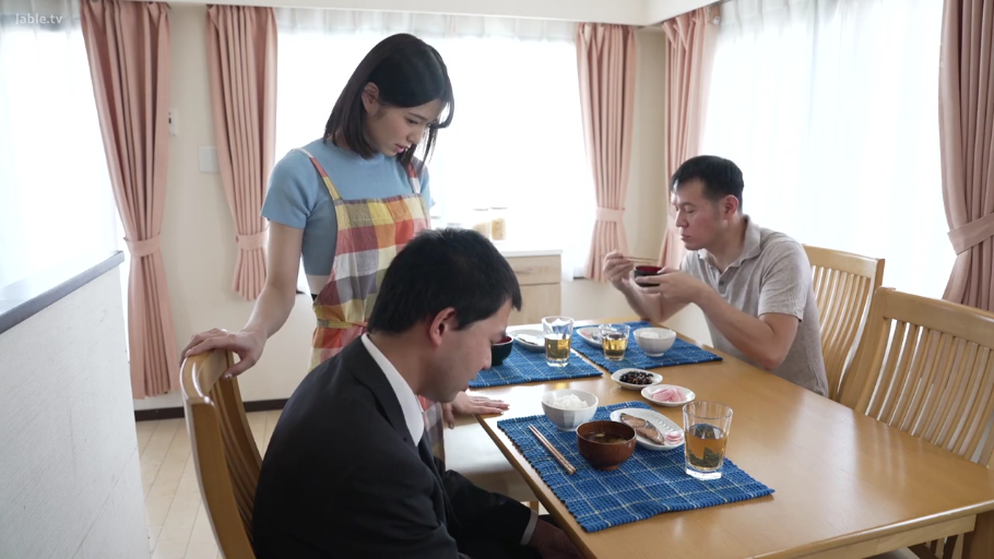 严肃 · 站立 · 中景 · 餐厅 · 用餐 · 围裙