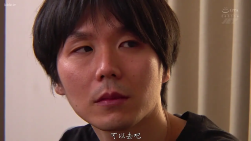 室内 · 忧郁 · 站立 · 字幕 · 面部特写 · 粉色背心 · 橱柜 · 倾听