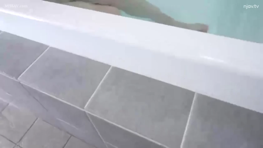 全裸 · 浴室 · 卧姿 · 沐浴 · 浴缸边缘