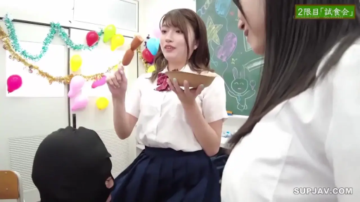 教室 · 角色扮演 · 站立 · 中景 · 微笑 · JK制服 · 面罩 · 喂食
